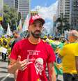 Elias Alves aparece vestido de “petista” pra mostrar que a esquerda não é hostilizada no ato pró Flávio Bolsonaro  Foto: Gabriel Gatto/Terra