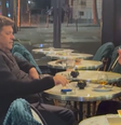 Casal toma drink perto de lixeira em chamas durante protestos em Paris  Foto: Reprodução
