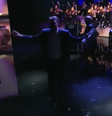 Flávio Bolsonaro (PL) saltando no estúdio da Band após o debate  Foto: Reprodução/Band