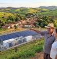 Imagem mostra painéis solares na cidade de Serra da Saudade. Foto: Imagem gerada por inteligência artificial / Xataka