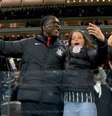 Clarence Seedorf, treinador do Corinthians, na arquibancada da Neo Química Arena durante a partida contra o Vitória pelo Brasileirão  Foto: Reprodução/Premiere / Estadão