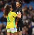 Lorena, goleira da Seleção Brasileira Feminina, recebe a faixa de capitã de Angelina durante amistoso contra a Inglaterra, em outubro de 2025 - Foto: Naomi Baker/Getty Images / Esporte News Mundo