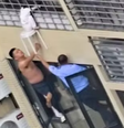 Criança fica pendurada no 12º andar e vizinhos correm para salvá-la  Foto: Reprodução