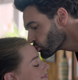 É oficial, entre as mulheres 50+ que amam assistir comédia romântica: 3 perfumes nacionais não óbvios para quem está apaixonada nesta Primavera. Foto: Divulgação, Amazon Prime Video / Purepeople