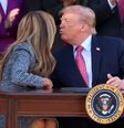 Sequência mostra Donald Trump cumprimentando a esposa e ela, aparentemente, 'se esquivando' do cumprimento  Foto: Reprodução / Aaron Rupar via X
