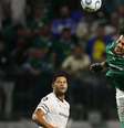 Gustavo Gómez ao lado de Thiago Silva, do Fluminense, como capitães das duas equipes –  Foto: Cesar Greco/Palmeiras / Jogada10