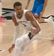 Shai Gilgeous-Alexander, do OKC Thunder, e Victor Wembanyama, do San Antonio Spurs, durante a primeira partida das equipes na temporada 2026/27 da NBA - Foto: Reprodução/YouTube/NBA Brasil/Captura de Tela dos melhores momentos / Esporte News Mundo