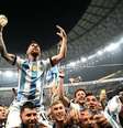 Oito jogadores autografaram o troféu que Messi ergueu em 2022 e que irá a leilão. Foto: Divulgação / Jogada10