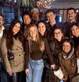 O animado grupo que se reuniu em Paris para o aniversário dos trigêmeos  Foto: Reprodução