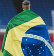 Jogador Richarlison publicou no Instagram uma foto enrolado na bandeira do Brasil pedindo consciência para votação no domingo  Foto: Reprodução / Instagram