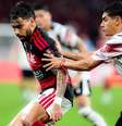 Arrascaeta busca, sem sucesso, superar marcação argentina - Foto: Divulgação / Conmebol / Jogada10