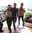 O senador Flávio Bolsonaro (PL) com a esposa Fernanda Bolsonaro, no terminal executivo do Aeroporto de Brasília, com destino ao Rio de Janeiro, onde participa do último debate presidencial das eleições de 2026, promovido pela TV Globo, nesta sexta-feira, 23 de outubro  Foto: WILTON JUNIOR / Estadão