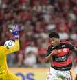Muslera, do Estudiantes, faz grande defesa em cabeçada de Plata, do Flamengo  Foto: THIAGO RIBEIRO/AGIF - AGÊNCIA DE FOTOGRAFIA/ESTADÃO CONTEÚDO / Estadão