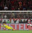 Muslera defendeu o pênalti de Bruno Henrique  Foto: Wagner Meier / Getty Images