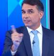 Flávio erra e chama mãe de menina morta a tiros pelo nome da própria filha em debate na Globo  Foto: Reprodução/TV Globo
