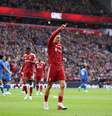 Ayari, em ataque do Brighton (de azul)  chuta  e Van Djik não chega a tempo.  Mas o lance não dá em nada.  Foto: Carl Recine/Getty Images / Jogada10