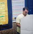 O candidato do PL, Flávio Bolsonaro, vota no Rio de Janeiro.  Foto: REUTERS - Ricardo Moraes / RFI