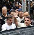 Flávio Bolsonaro acenou para eleitores no Rio de Janeiro após votar  Foto: ANSA / Ansa - Brasil
