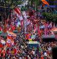 O presidente do Brasil e candidato à reeleição, Luiz Inácio Lula da Silva, ao lado do candidato ao governo de São Paulo, Fernando Haddad, em carro aberto, rodeados de pessoas durante manifestação na Avenida Paulista, em São Paulo, no dia 3 de outubro de 2026  Foto: NurPhoto via Getty Images / BBC News Brasil