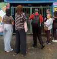 Eleitores em frente aos portões fechados da Escola Estadual Roldão Lopes de Barros, na Vila Mariana, zona sul de São Paulo  Foto: Reprodução