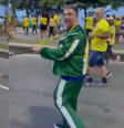 Homem negro acorrentado por branco durante ato de Flávio Bolsonaro (PL)  Foto: Reprodução/X