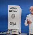 O presidente e candidato à reeleição Luiz Inácio Lula da Silva (PT) vota na Escola Estadual Dr. João Firmino Correia de Araújo, em São Bernardo do Campo, na Grande São Paulo, neste domingo, 25 de outubro de 2026, segundo turno das eleições.  Foto: WERTHER SANTANA/ESTADÃO CONTEÚDO/ESTADÃO CONTEÚDO