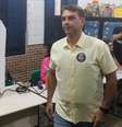 Flávio Bolsonaro durante votação neste domingo, 25  Foto: REGINALDO PIMENTA/AGÊNCIA O DIA/ESTADÃO CONTEÚDO / Estadão