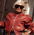 Dei adeus aos mocassins: estes novos tênis Adidas na cor 'compota de frutas vermelhas' ficam perfeitos com blazers agora na Primavera. Foto: Getty Images, Raimonda Kulikauskiene / Purepeople