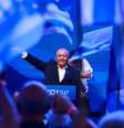 O candidato Gadi Eisenkot saúda a multidão durante um comício de seu partido, Yashar, às vésperas das eleições legislativas israelenses. Tel Aviv, 25 de outubro de 2026.  Foto: © Ronen Zvulun / Reuters / RFI