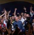 Lula e apoiadores comemoram vitória nas urnas  Foto: TIAGO QUEIROZ / Estadão