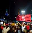 Apoiadores de Lula (PT) fazem festa na Avenida Paulista, em São Paulo, após a reeleição do petista  Foto: VINCENT BOSSON/FOTOARENA/ESTADÃO CONTEÚDO