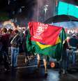 Apoiadores de Lula (PT) fazem festa na Avenida Paulista, em São Paulo, após a reeleição do petista  Foto: VINCENT BOSSON/FOTOARENA/ESTADÃO CONTEÚDO