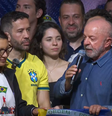 Lula discursa cercado por apoiadores  Foto: Reprodução/Globo