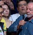 Eleito para o 4º mandato, Lula usa clássica camisa jeans em discurso  Foto: Reprodução/TV