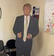 Uma réplica de papelão em tamanho real do presidente americano Donald Trump nas instalações do Partido Republicano de Denton.  Foto: RFI