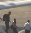 O senador Flavio Bolsonaro desembarca com a familia em Miami.  Foto: Reprodução/GloboNews / Estadão