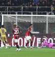 Samuel Mbangula comemora um dos gols da virada do Bologna sobre o Milan - Foto: Marco Luzzani/Getty Images / Jogada10