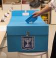 Uma eleitora vota em uma seção eleitoral em 27 de outubro de 2026 em Jerusalém, Israel. Os eleitores israelenses vão às urnas para eleger os 120 membros do Knesset, que determinarão a composição do governo que sucederá a coalizão de direita do atual primeiro-ministro Benjamin Netanyahu.  Foto:  Noam Galai/Getty Images