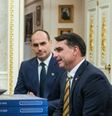 Paulo Figueiredo e Flávio Bolsonaro (PL) na Casa Branca; em post nas redes sociais, blogueiro saiu em defesa da carta publicada pelo candidato derrotado por Lula (PT) nas eleições brasileiras  Foto: Reprodução/Redes Sociais