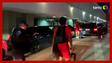 Jogadores do Flamengo são hostilizados por torcedores ao desembarcarem no RJ