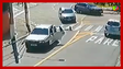 Criança cai de carro em movimento após porta se abrir no interior de SP