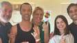Mãe de Kayky Brito compartilha primeira foto do ator com a família após alta hospitalar