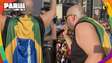 Sem camisa do Brasil, Tiago Abravanel improvisa com bandeira na Parada