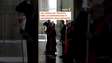 Sob aplausos de fiéis, corpo do papa Francisco chega à Basílica de São Pedro #shorts