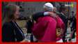 Papa Leão XIV quebra protocolo e abraça irmão durante missa inaugural no Vaticano