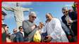 Carlo Ancelotti visita o Cristo Redentor, tira foto com fãs e é abençoado por padre