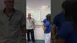 Alunos convidam porteiro da escola para ser padrinho da turma em formatura como homenagem no RJ