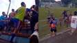 Jogadores do Duque de Caxias pulam alambrado e partem para cima de torcedores após rebaixamento no RJ