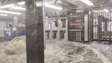 Tempestade faz estação de metrô ficar alagada em Nova York; veja