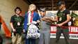 Com ‘Bolsonaro’ de presidiário, comerciantes da 25 de Março protestam contra investigação de Trump